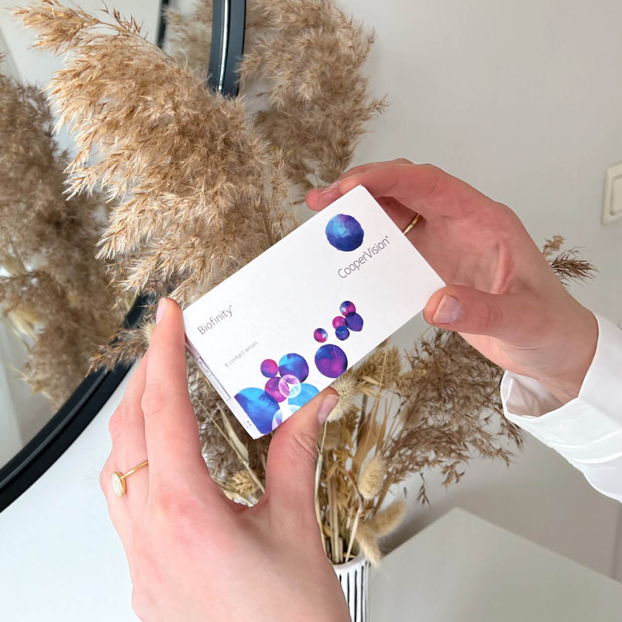 Someone holding a Biofinity box.