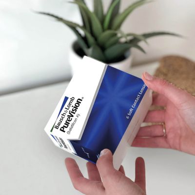 iemand houdt een doosje van purevision vast