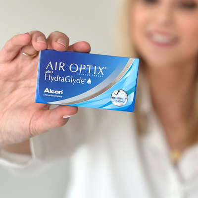 Someone holding an Air Optix HydraGlyde box.